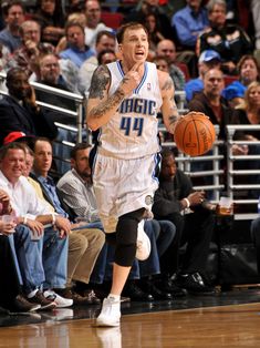 张伯伦代表阿森纳U21出战曼联U21，8年后再为枪手比赛